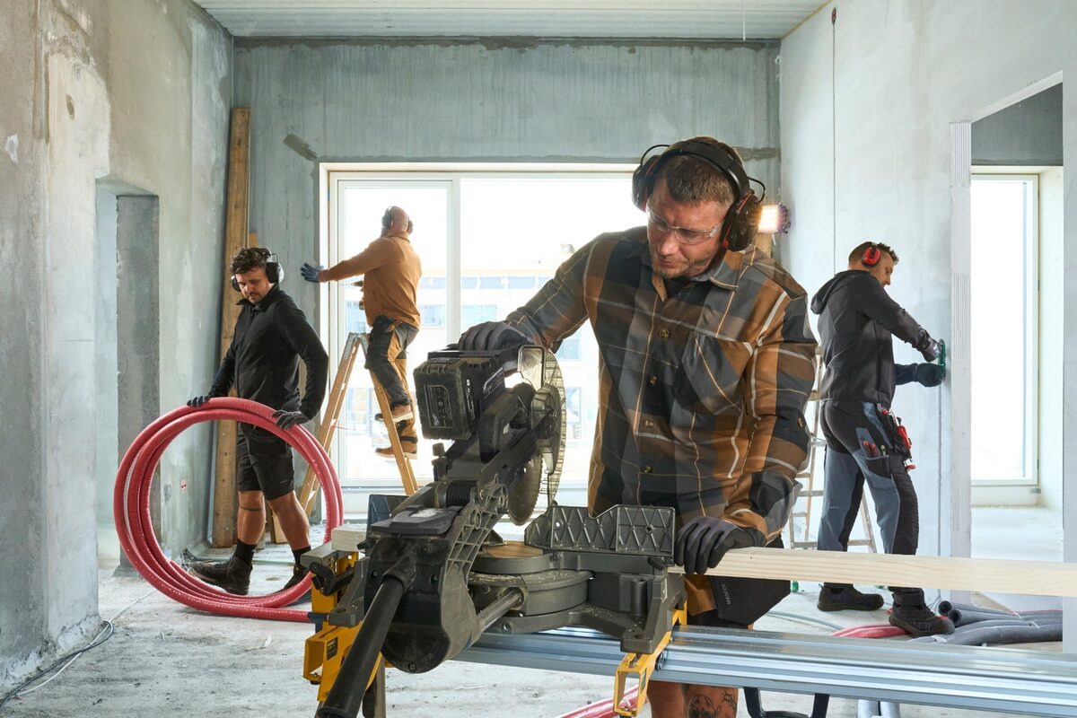 Handwerker bei Innenausbauarbeiten