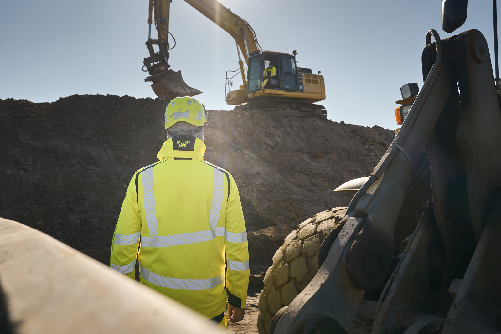 Bauleiter vor Bagger