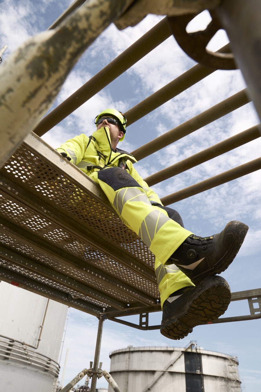 Mitarbeiter in Warnschutz auf Industrieanlage