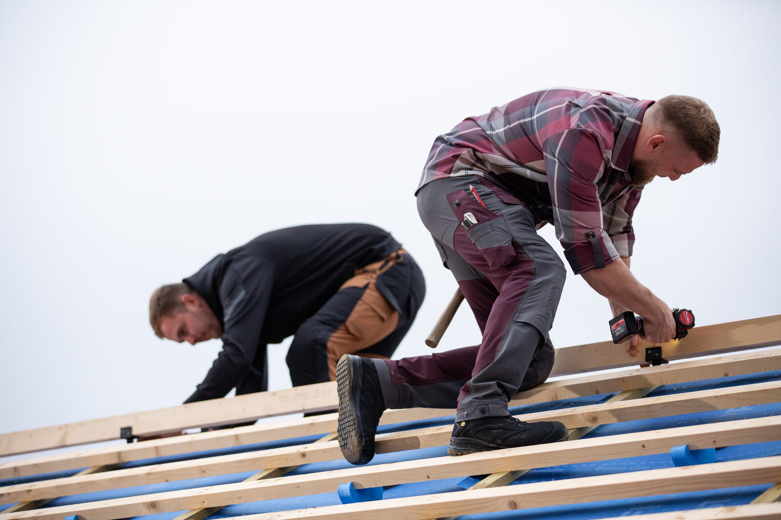 Arbeiter in Warnschutz bei Fassadenarbeiten
