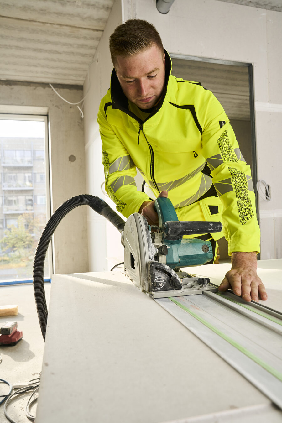 Handwerker mit Kreissäge